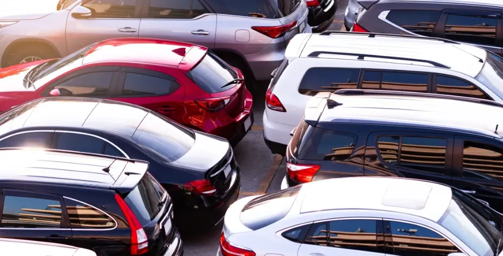 voitures sur un parking de garage auto